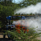 Un tractor diseminando pesticidas para luchar contra la plaga de langostas de 2019 en India.